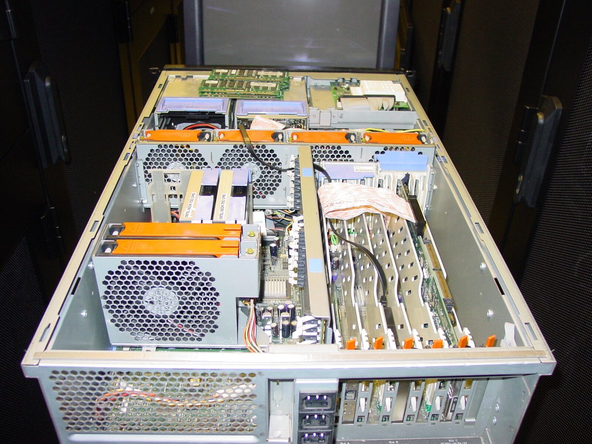 Ένας IBM xSeries ανοιχτός πάνω στο καρότσι στον διάδρομο, 2004