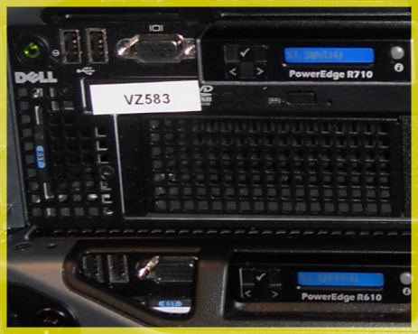 Προσόψεις Dell PowerEdge R710 και R610 σε rack μαζί, με τις οθόνες LCD κατάστασης αναμμένες