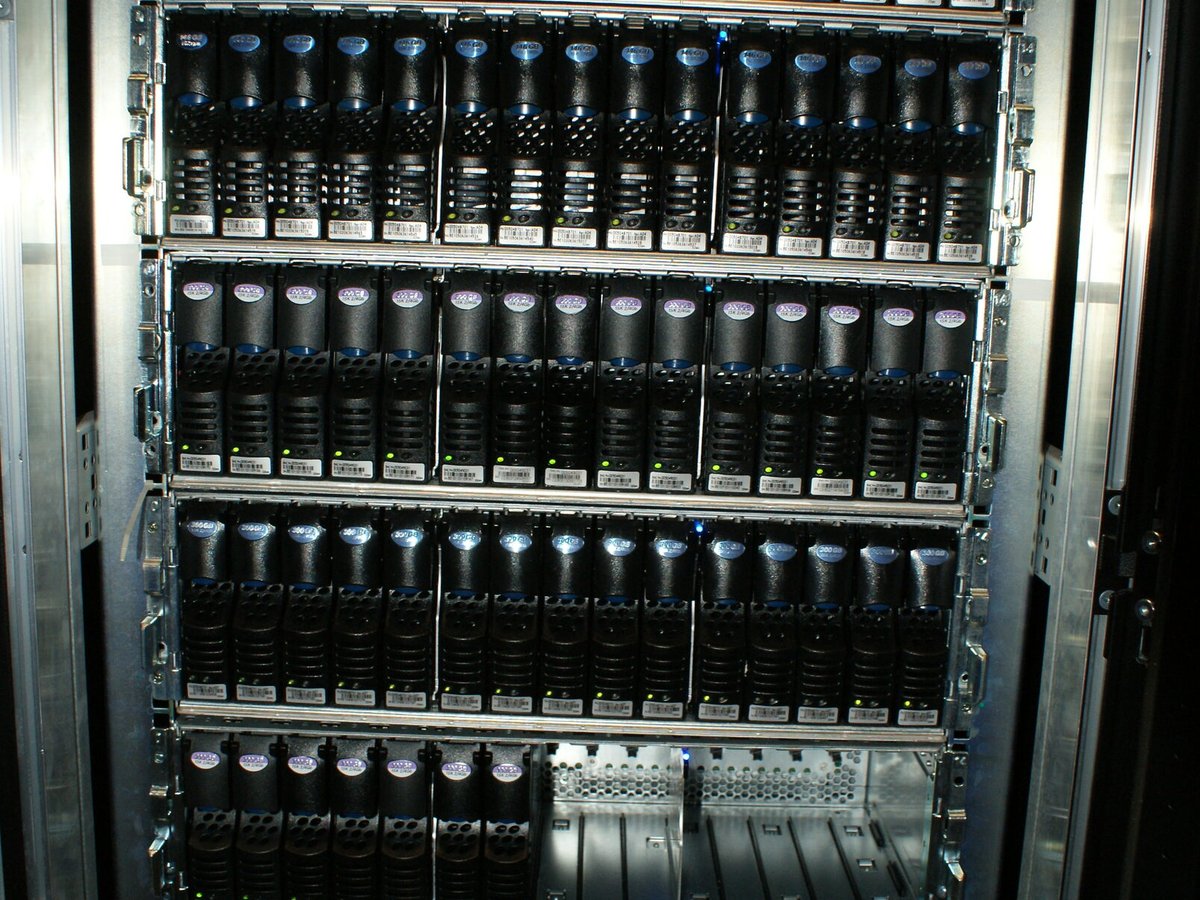 Ένας τοίχος από ράφια δίσκων EMC CLARiiON, Άμστερνταμ
