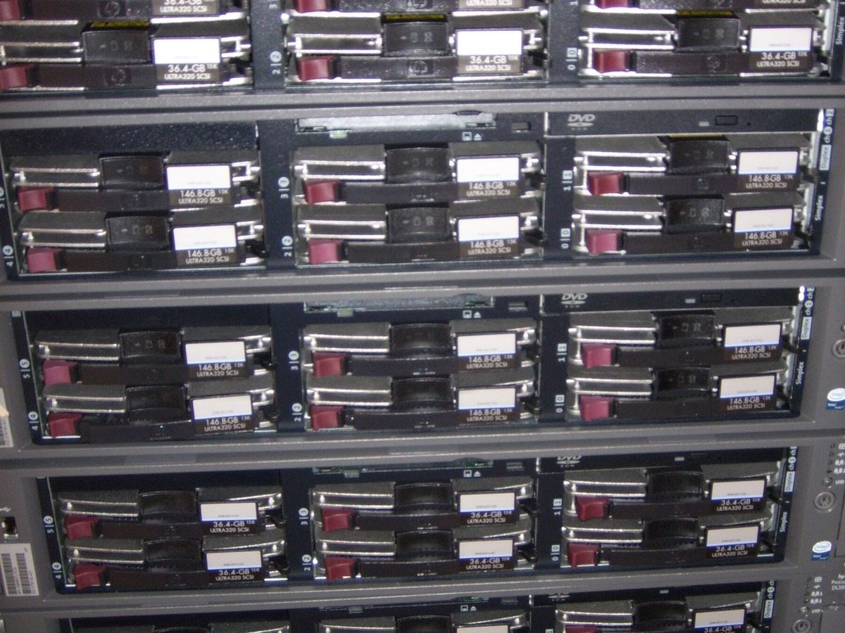 Servers HP ProLiant DL380 με δίσκους 15K Ultra320 SCSI, 2005