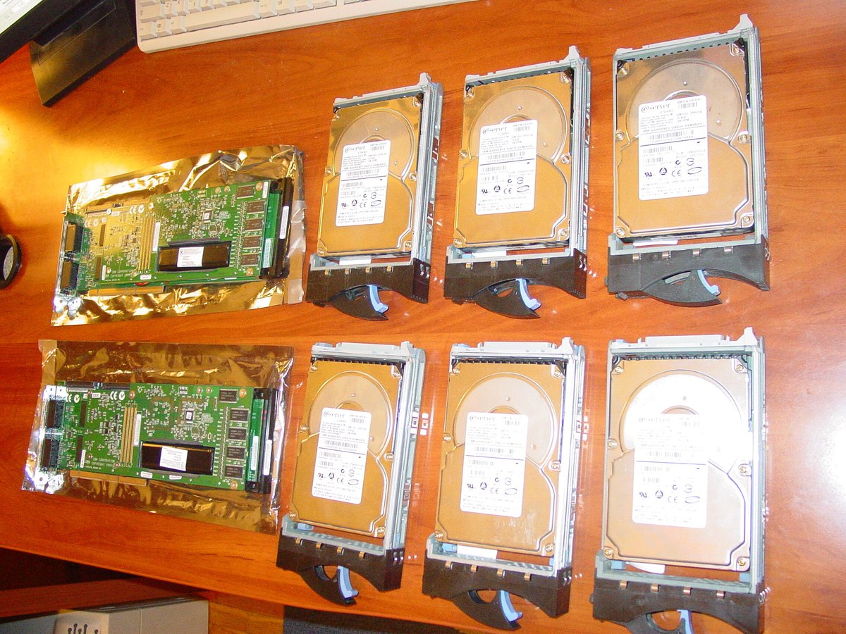 Δίσκοι SCSI και ένας ελεγκτής RAID στον πάγκο, 2004