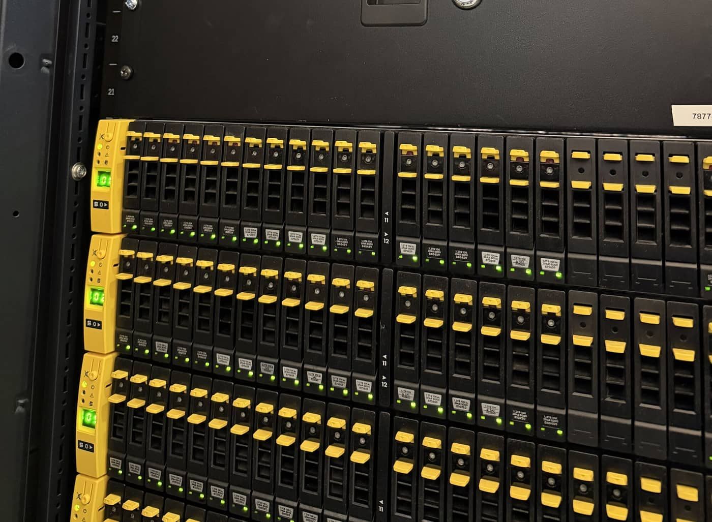 HPE 3PAR drive shelves below Dell PowerEdge servers