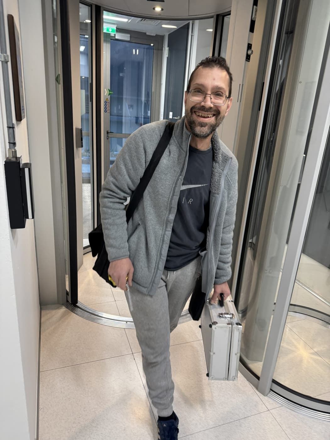 Μηχανικός της EuroVPS φτάνει στο datacenter με την εργαλειοθήκη του