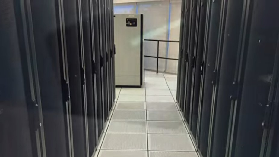 Διάδρομος καμπινών στο datacenter μας στο Τορόντο