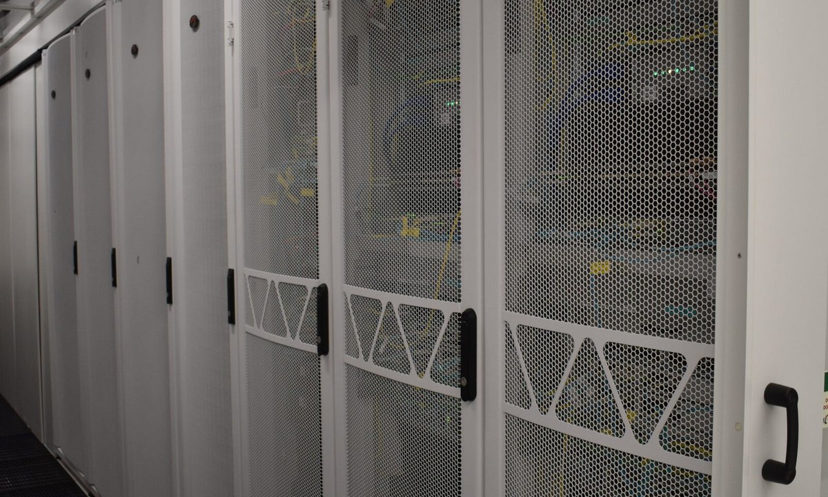 Ο διάδρομος έξω από το cage μας στο Digital Realty Athens