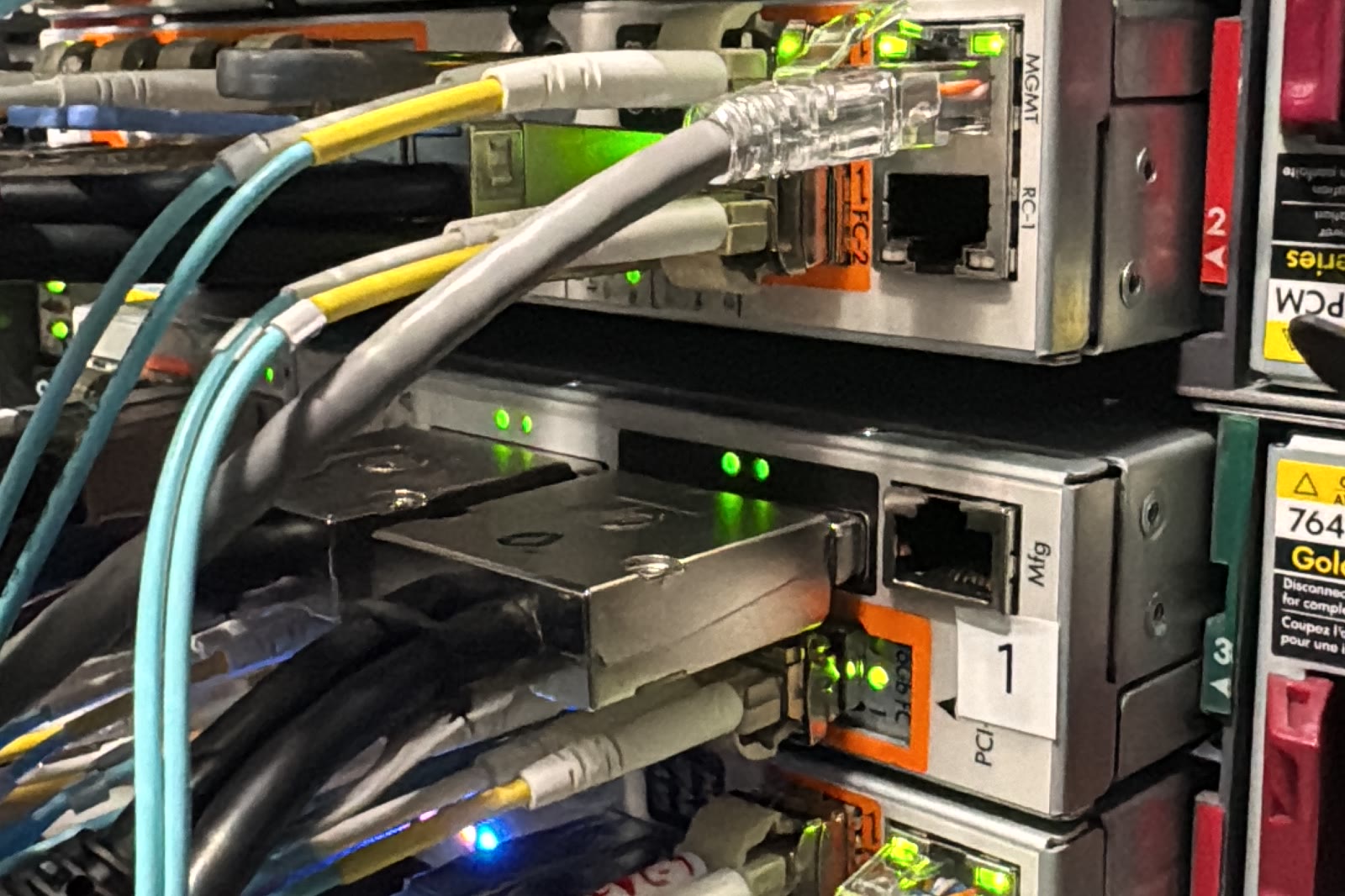 Fibre Channel ports on the storage controller, dual-path cabling
