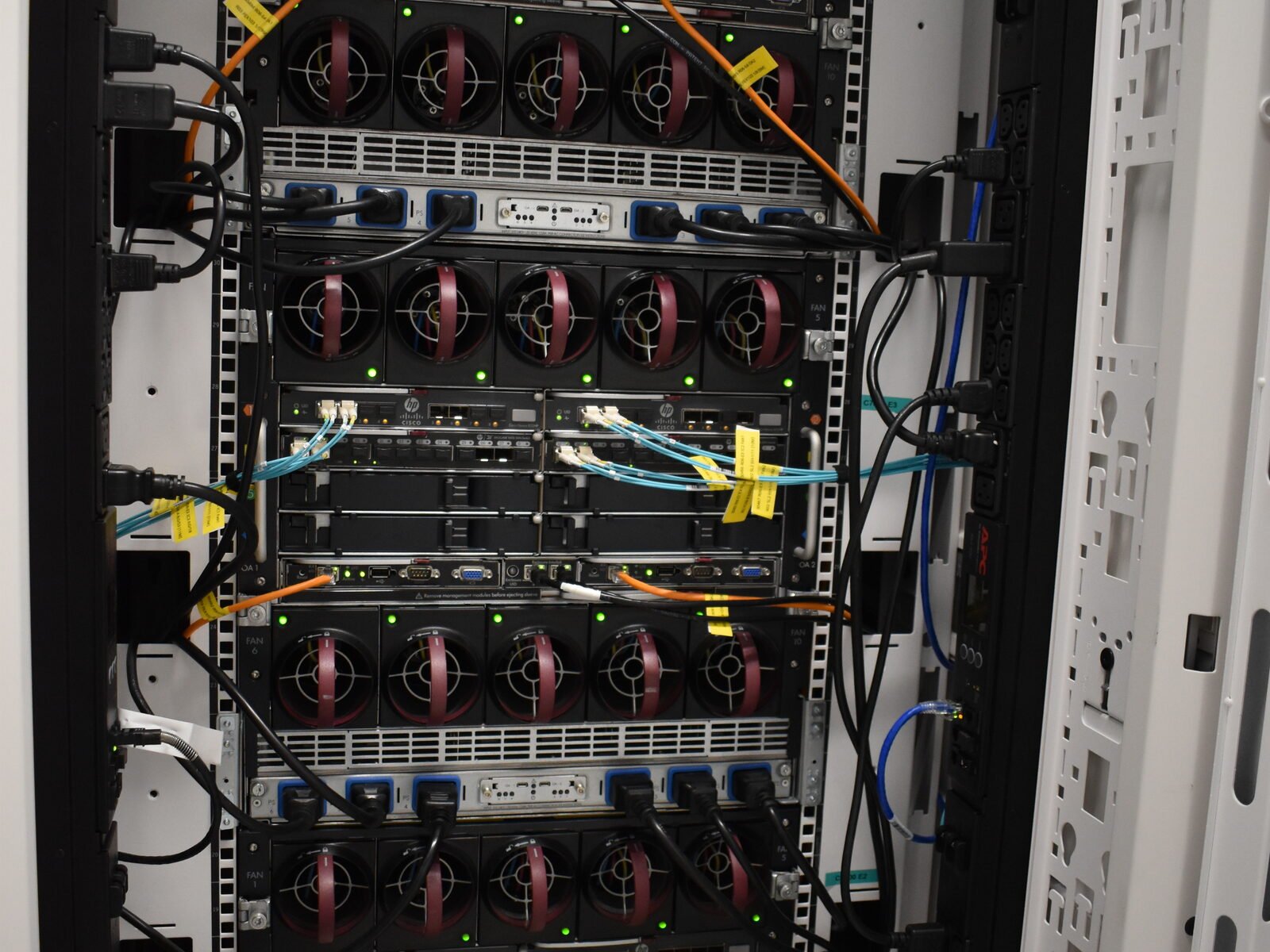 Alimentatori su due linee separate sul retro di un enclosure HPE c7000 nel nostro cage