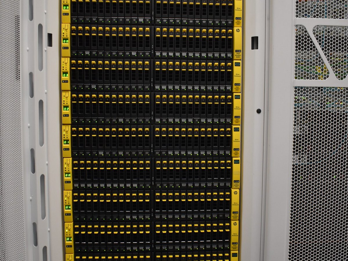HPE 3PAR drive magazines with printed capacity labels, in the rack