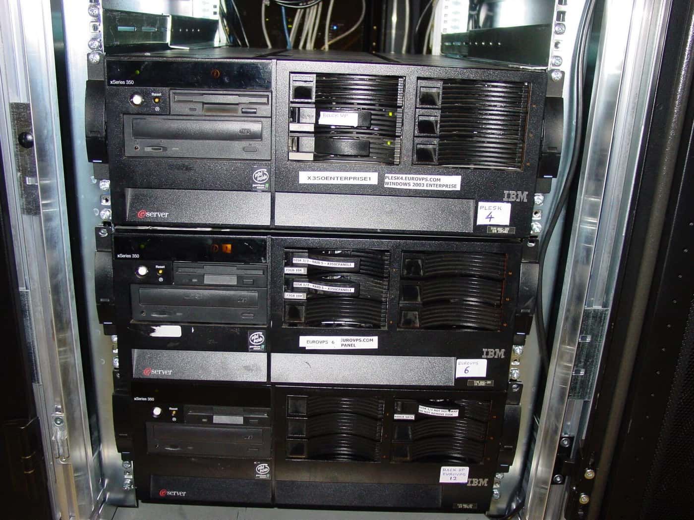 Τα πρώτα μηχανήματα της EuroVPS: IBM xSeries 350, με χειρόγραφες ετικέτες, Άμστερνταμ 2004
