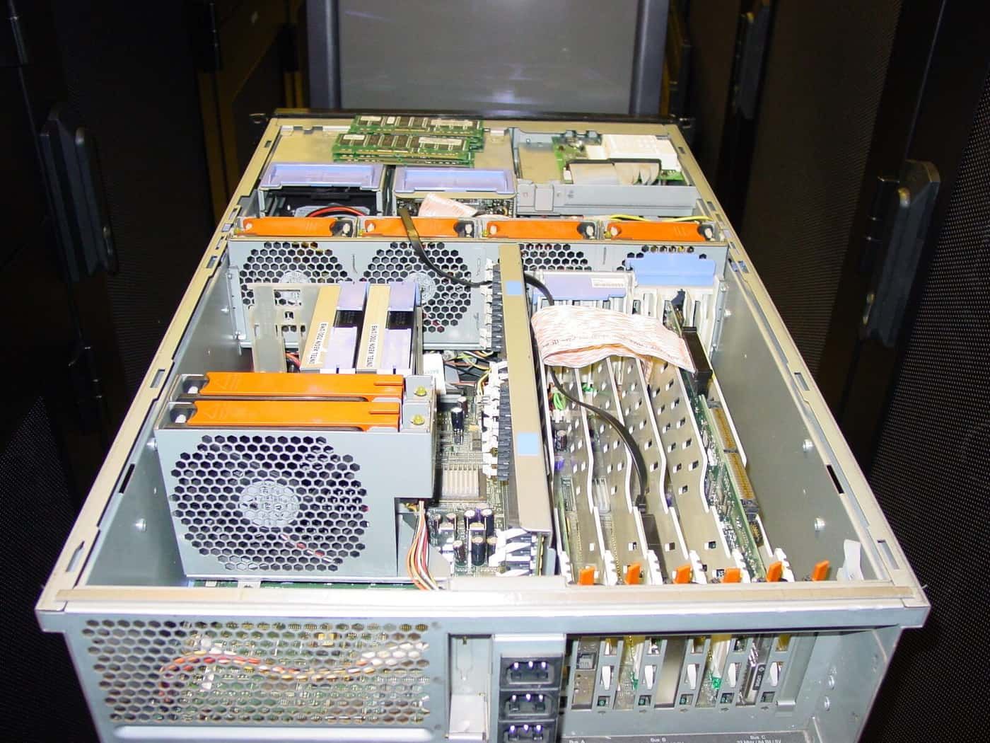 Ο xSeries 350 ανοιχτός στον πρώτο διάδρομο, 2004